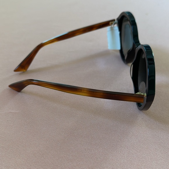 New Gucci Sun Glasses. Brown With Black Frame. - Picture 3 of 12